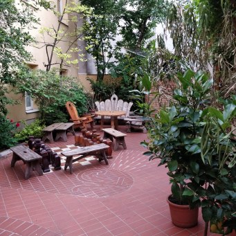 The cosy little garden at Hostel Ruthensteiner at Vienna